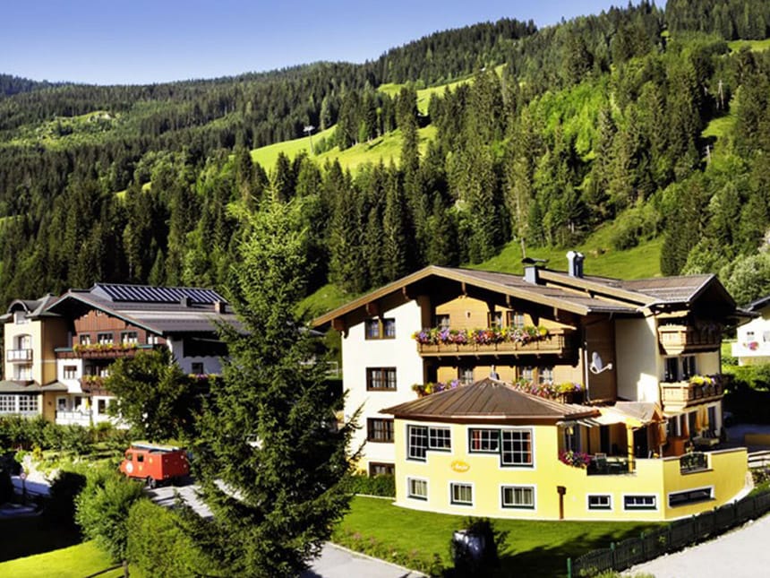 Ansicht Pension Anja bei Sonnenschein