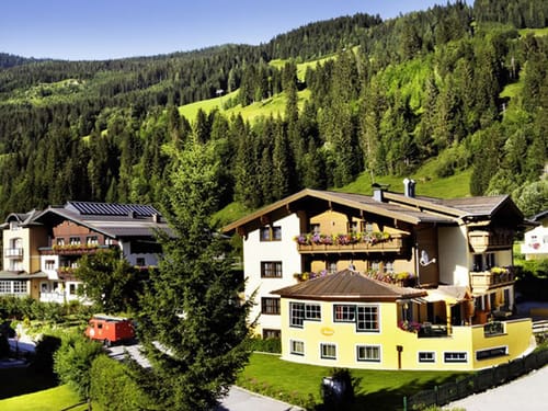Ansicht Pension Anja bei Sonnenschein