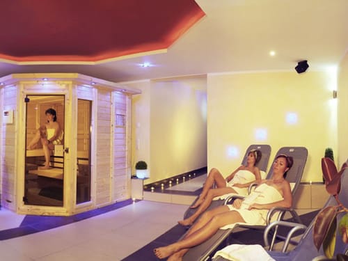 Wellnessbereich mit Sauna und Relaxliegen
