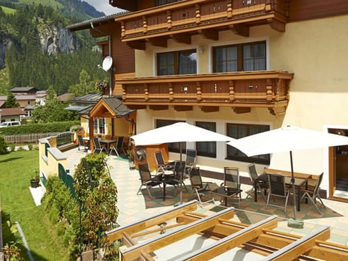 sonnige Hotelterrasse mit einer herrlichen Aussicht