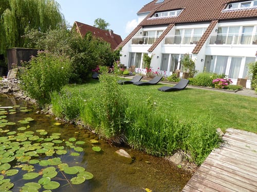 Hotel von Aussen mit Liegewiese