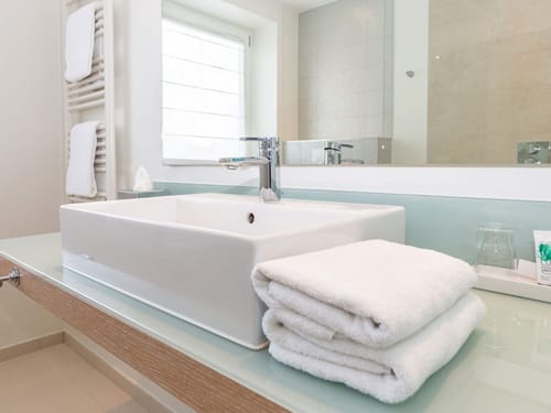 Großes helles Badezimmer