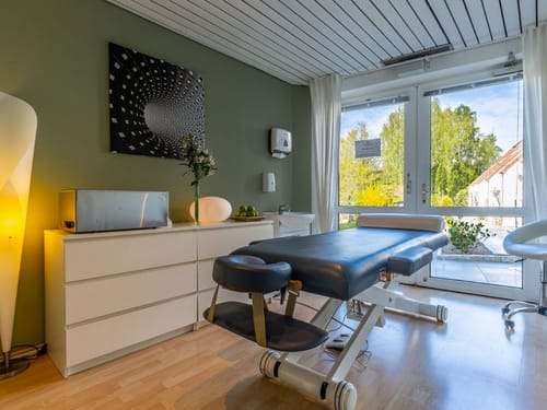 Massageliege im Behandlungsraum