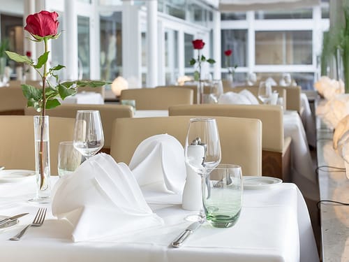 Eingedeckte Tische im Restaurant