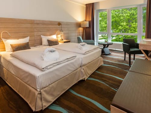 Großes helles Zimmer mit Sitzmöglichkeiten