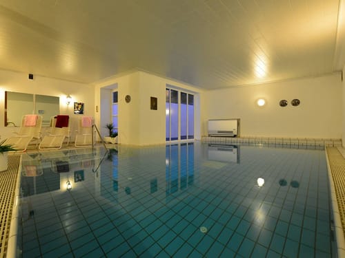 Indoor Pool im Wellnessbereich