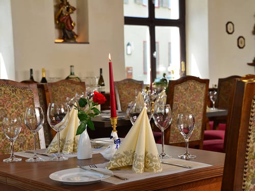 festlich eingedeckte Tische im Restaurant