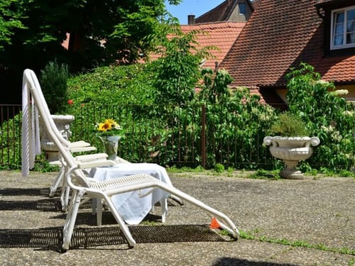Liegestühle auf der Sonnenterrasse