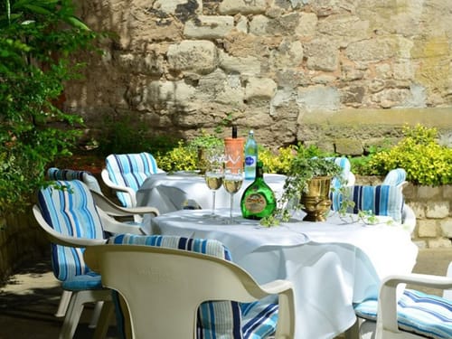 Hotel Terrasse mit einer Flasche Wein und zwei Gläsern auf dem Tisch