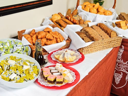 verschiedene Backwaren, Kuchen und Sorten von Butter