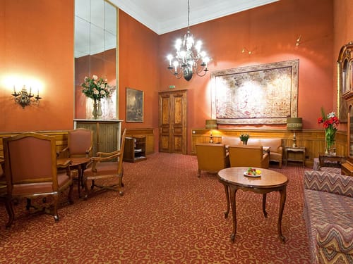 großes Foyer mit antiken Möbeln