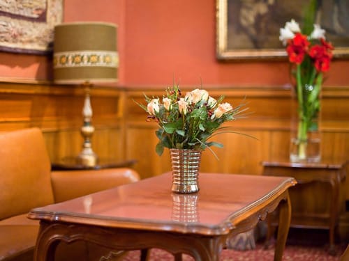 Tisch in der Eingangshalle