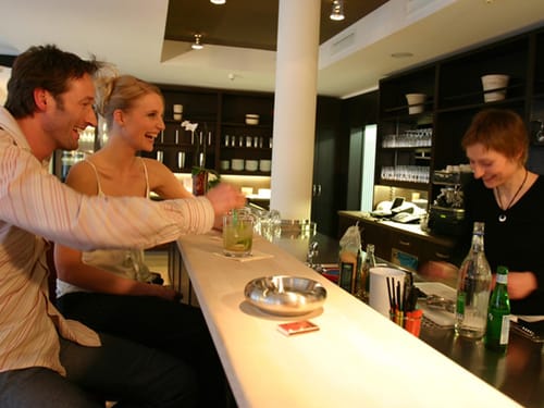 Pärchen sitzt an der Hotelbar