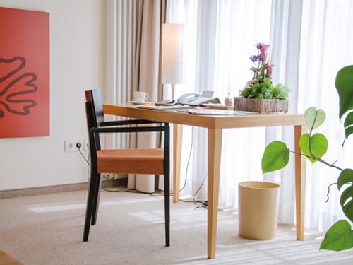 Schreibtisch mit Stuhl und Lampe