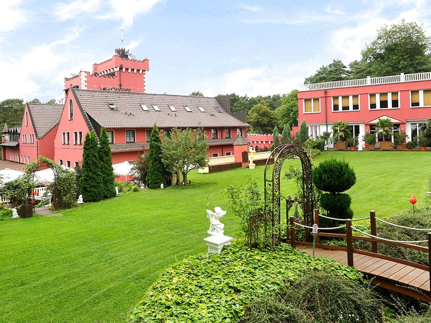 großer Garten mit Wiese