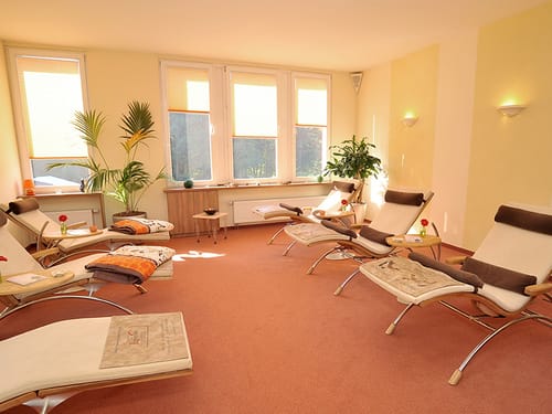 Ruheraum im Wellnessbereich mit Relaxliegen