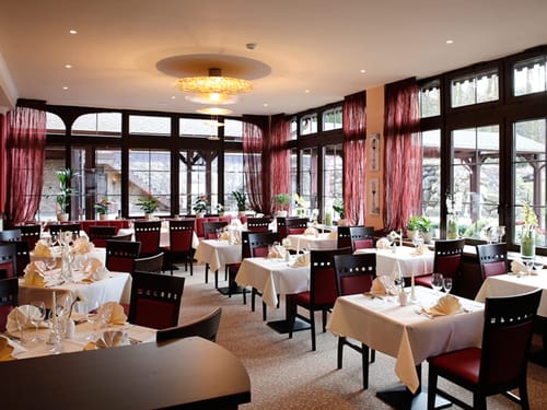 festlich eingedeckte Tisch im Hotel Restaurant