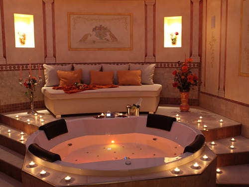 Whirlpool im Wellnessbereich mit Relaxliege
