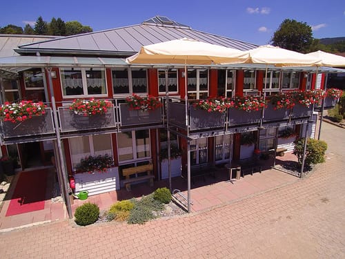 Hotelansicht bei Sonnenschein