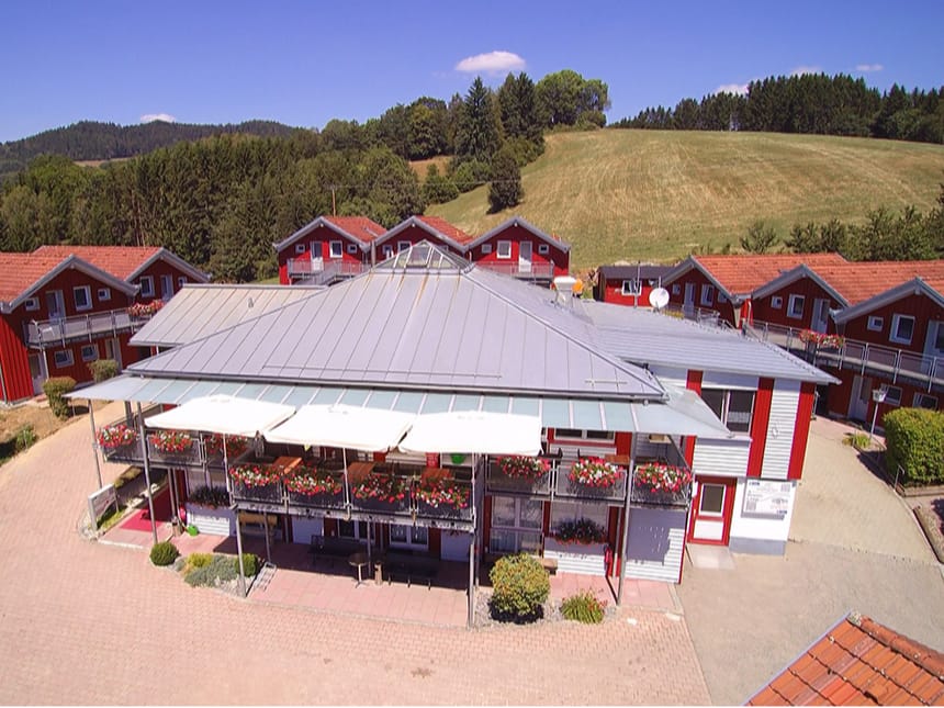 Aussenansicht bei Sonnenschein im Hotel Bayerischer Wald