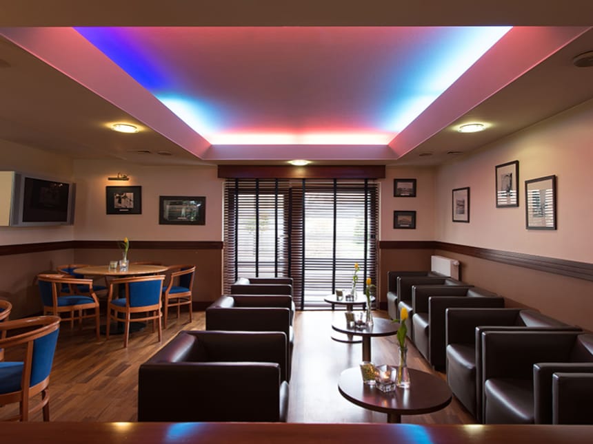 Moderne Lounge mit stilvoller Beleuchtung und eleganter Möblierung