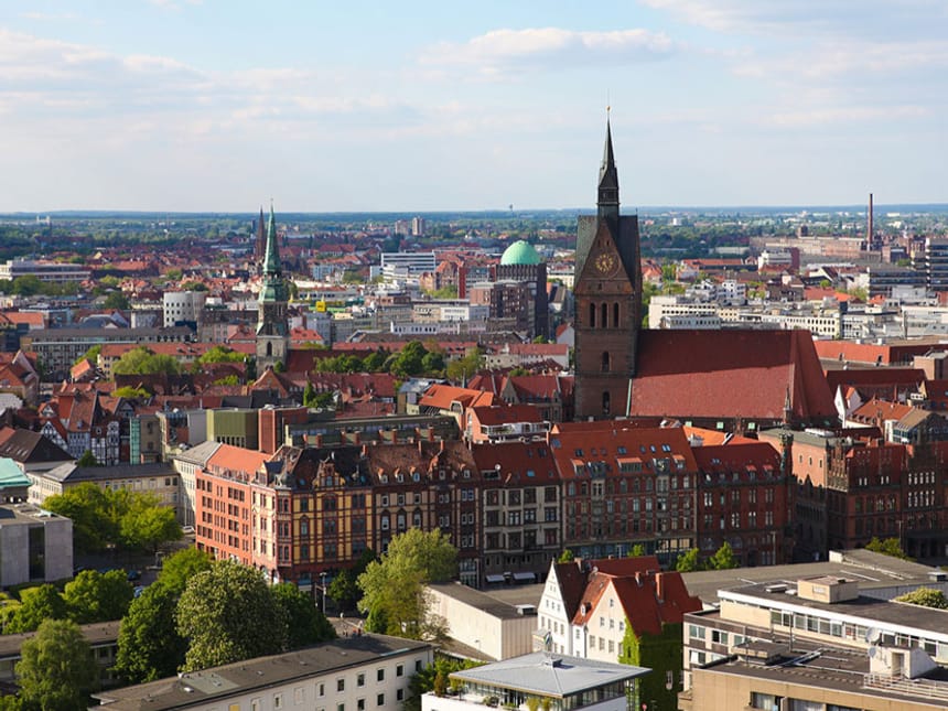 Luftaufnahme von Hannover mit markanten Gebäuden und Kirchen