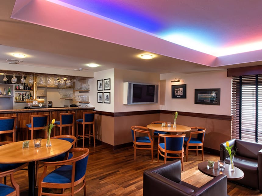 Moderner Loungebereich mit Bar und Holzmöbeln