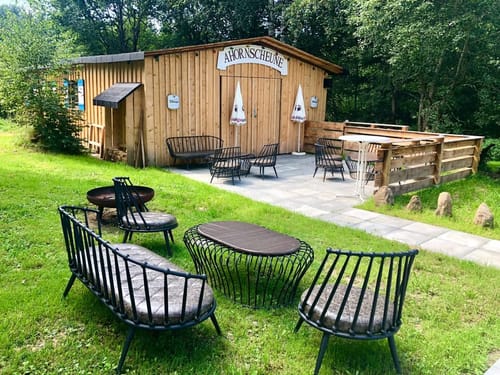 Hotelgarten mit einer Scheune und Sitzmöglichkeiten im Garten
