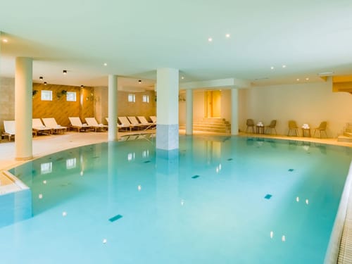 Indoor Pool in der Wellness Oase