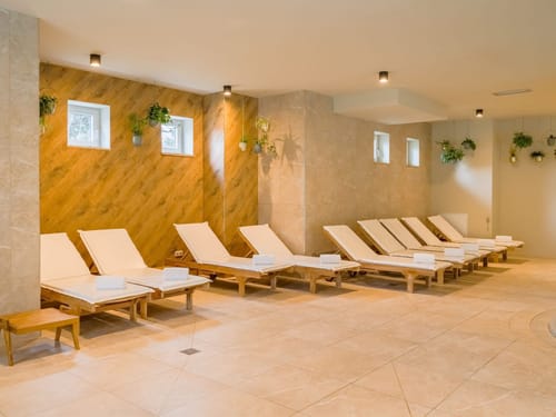 Relaxliegen im Wellnessbereich