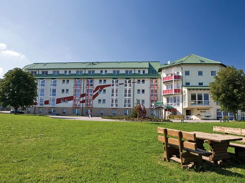 Hotel an einem sonnigen tag