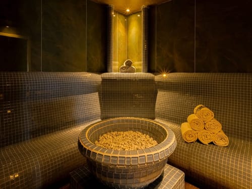 luxuriöses Dampfbad im Wellnessbereich