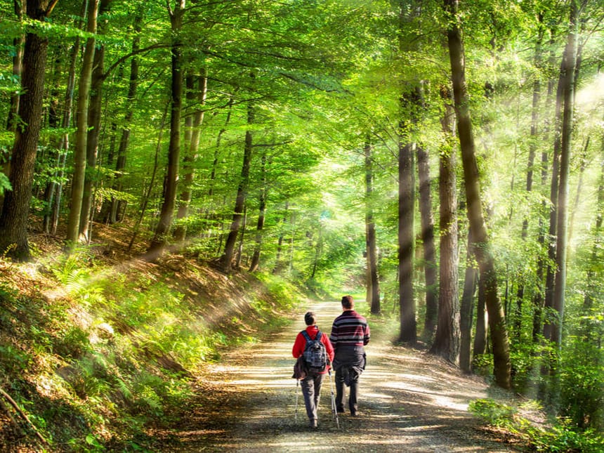 Paar bei einer Wanderung in der Natur