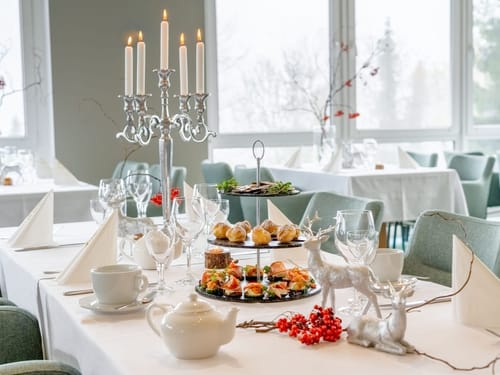 exquisites Hotelrestaurant festlich eingedeckt