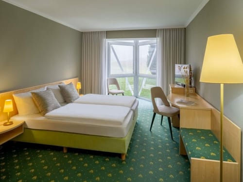 Klassik Doppelzimmer mit Doppelbett, Schreibtisch, TV und Stehlampe