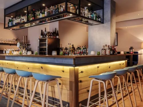 Hotelbar mit Barhockern