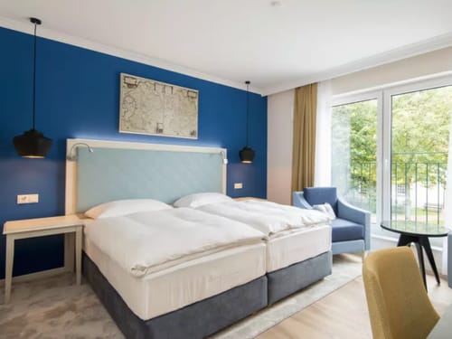 Boxspringbett, Sessel, Tisch und Couch mit Panoramafenster