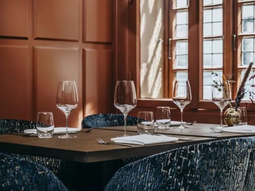gedeckter Tisch im Hotelrestaurant