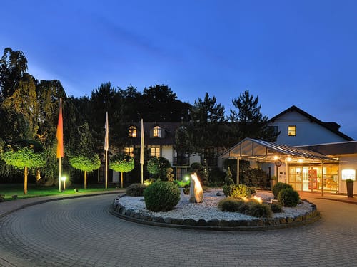 Hotel am Abend von Aussen