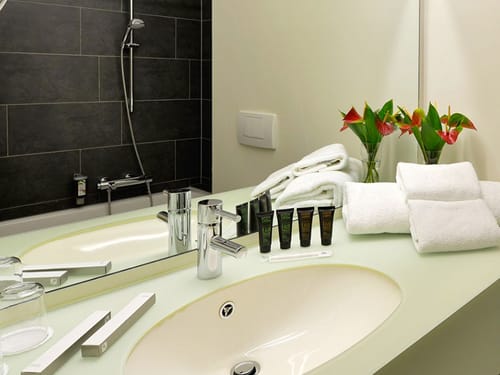 Badezimmer mit Spiegel und Badewanne
