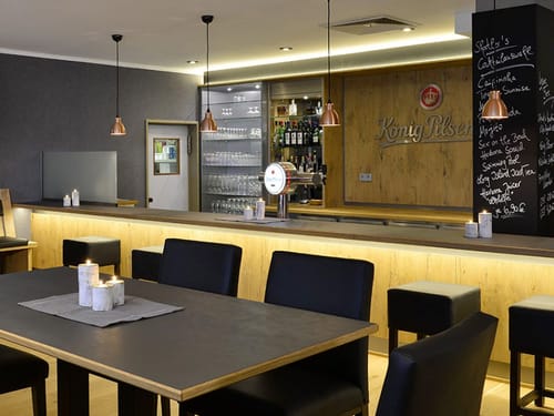 Bar mit Stühlen und Theke