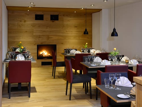 Restaurant mit verschiedenen Sitzmöglichkeiten