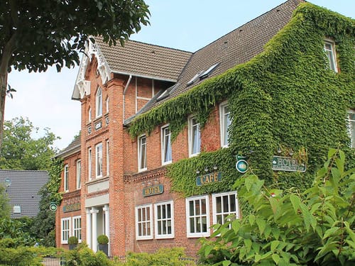 Ansicht Hotel Vorderseite bei Tag