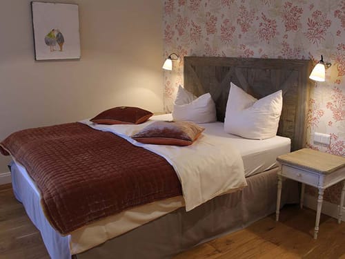 Boxsprinbett und Leselampen im Standard Doppelzimmer