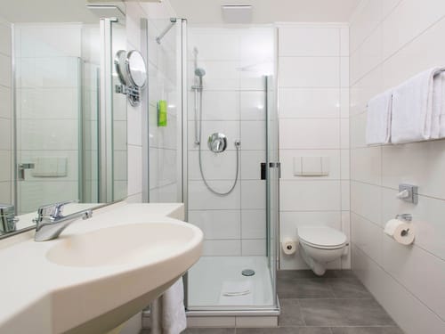 Helles, großes Badezimmer mit Duschkabine, Waschtisch und WC