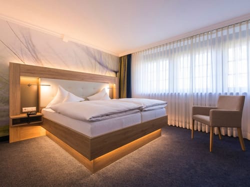 Helles Doppelzimmer mit einem Stuhl