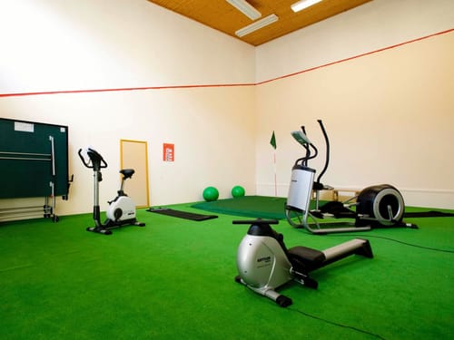 Fitnessraum mit mehreren Geräten