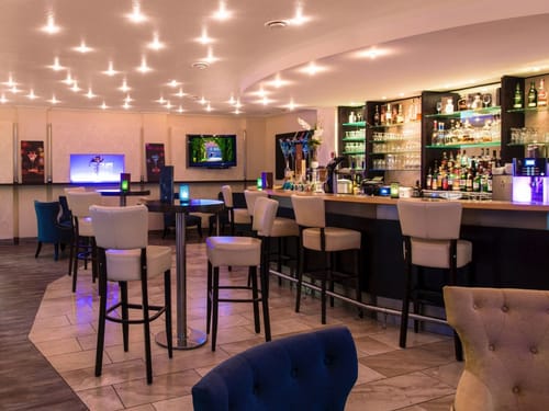 Bar mit Theke, Hockern und Tischen