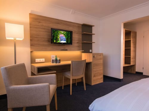 Hotelzimmer mit Arbeitsbereich und Flachbild-TV