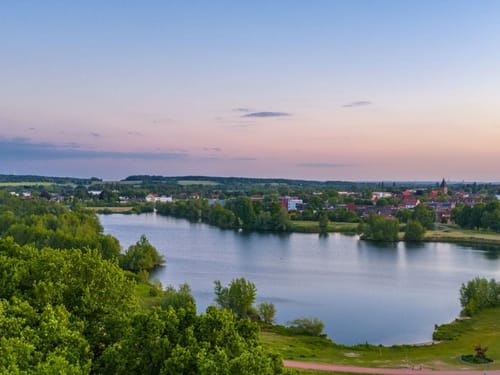 Abenddämmerung über einem norddeutschen See mit Blick auf eine charmante Kleinstadt